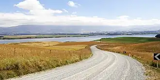 Blick von der Straße aus nach Nordnordwest auf den Stausee