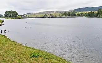 Blick nach Norden auf den See und den Staudamm