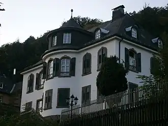 Denkmalgeschütztes, ehemaliges Forstamt am Südostfuß