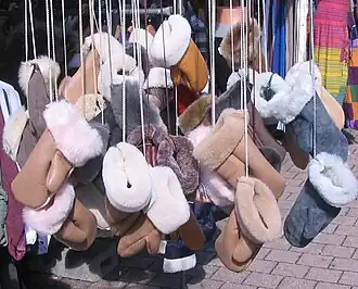 Handschuhe, verschiedene Färbungen, veloutiert oder nappiert (2013)