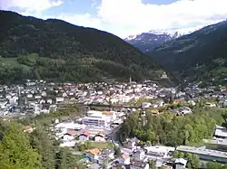 Blick auf Landeck Richtung Süden; mittig die Innbrücke der Arlbergbahn