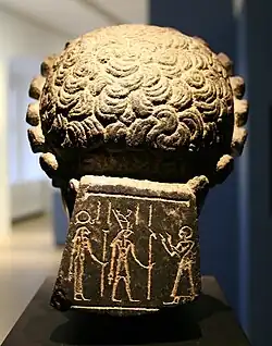 Rückseite des Kopfteils mit einem Teil des Rücken- pfeilers.