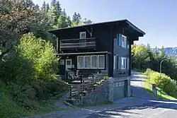 Garagengebäude mit Hausmeisterwohnung