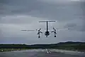 Flugzeug landet am Flughafen von Egilsstaðir