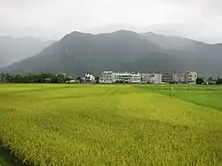 Blick landeinwärts in Guoqiang (國強) auf das Zentralgebirge