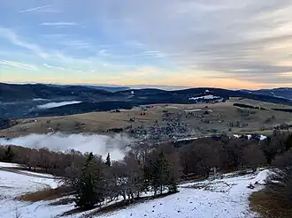 Der Trubelsmattkopf im Südschwarzwald (rechts oberhalb des Dorfes Hofsgrund)