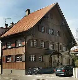 Bau aus dem 17. Jahrhundert mit profilierten Gesimsen an der Landstraße in Hard