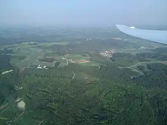 Luftaufnahme Lange Meile mit Flugplatz Burg Feuerstein von Westen