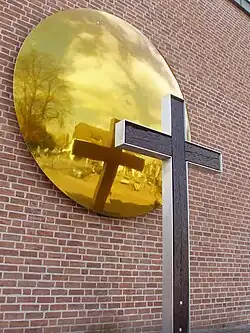 „Weltenspiegel“: Kreuz aus der ehemaligen Filialkirche St. Pius vor einer 3,35&nbsp;m großen Edelstahlplatte (Professor Horst Gläsker)