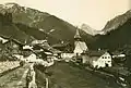 Die Strasse um 1890 bei Langwies Platz. Oben rechts der Strelapass