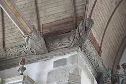 Holzdecke mit geschnitzten Balken