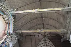 Holzdecke mit geschnitzten Balken