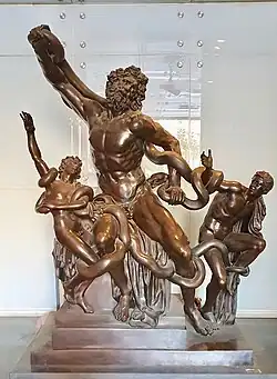 Statuen beim Eingang der Station Museo.