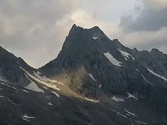 Lapenscharte (links) und Gigalitz (rechts) mit Gigalitzturm (zwischen Gipfel und Lapenscharte), gesehen von Osten