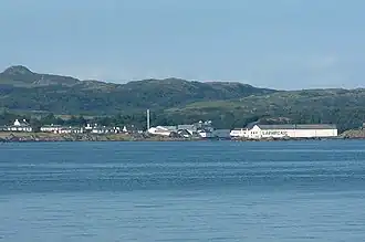 Gebäude in Laphroaig inklusive der Laphroaig-Brennerei