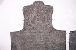 Messing-Einlage des Grabsteins von Christian August von Eyben