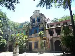 Largo do Boticário, wo Bond einreitet, um Moneypenny zu treffen (erscheint ländlich, liegt aber in Rio)