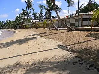„Pueblo de los Pescadores“, die touristisch bedeutendste Attraktion von Las Terrenas. Wiederaufgebaut nach der kompletten Zerstörung durch den Brand vom 7.&nbsp;Mai&nbsp;2012.[2] Erneut am 04.09.2021 vollständig abgebrannt.