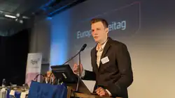 Lasse Schäfer an einem Parteitag der PdH (Partei der Humanisten)