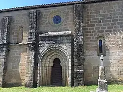 Seitliches Eingangsportal