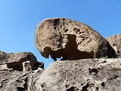 Rundliche „Wollsäcke“ mit der typisch aushöhlenden Tafoni-Verwitterung in den Augengneisen der Beşparmak Dağları/Latmos bei Bozalan