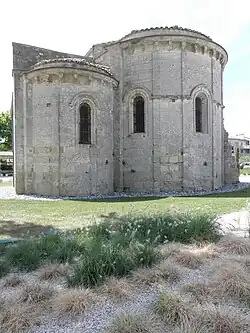 Verkröpfte und unverkröpfte Gesime über Apsisfenstern