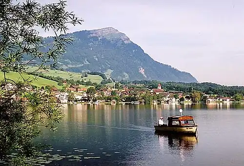 Lauerz am Lauerzersee mit Rigi