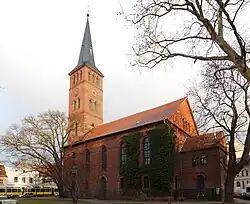 Blick auf die Südseite der Laurentius-Stadtkirche von der Laurenzstraße aus
