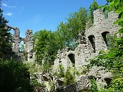 Reste des dreigeschossigen Renaissanceschlosses im Nordosten der Ruine