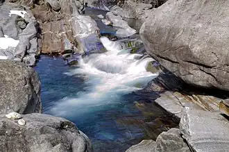 Ausgewaschene Felsen bei Lavertezzo
