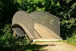 Lavesbrücke mit unterhalb liegendem Linsenträger