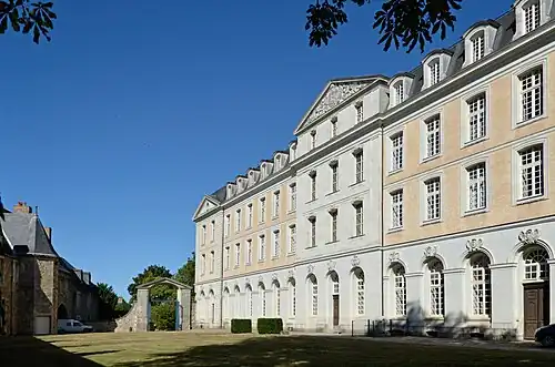 Internatsflügel, Westfassade; daneben Eingangstor (15. Jhdt.)