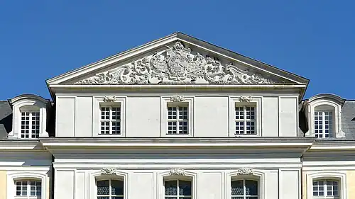 Giebeldreieck des Westflügels.