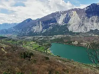 Blick auf die Ostwand des Monte Brento mit dem Lago di Cavedine und den Marocche di Dro