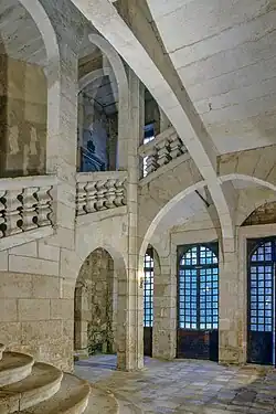 Großer Treppenaufgang im Château de la Marthonie