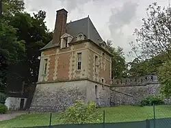 Einer der beiden erhaltenen Pavillons (der westliche), mit Blick von der Terrasse, 2015