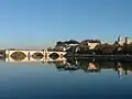 Ruine des Pont Saint-Bénézet in Avignon vor dem Papstpalast