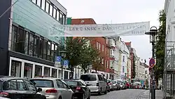 Banner mit der Aufschrift "Lern Dänisch" in Flensburg, wo das Dänische offiziell als Regionalsprache anerkannt ist.