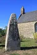 Lec’h de Langonbrach an der Chapelle Saint-Maurille in Langombrach (Gemeinde Landaul)