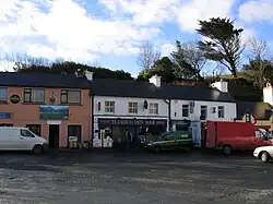 „Gaynor's“ und „Hamilton's“, Tankstelle und Postamt rechts verdeckt sind 2025 Geschichte