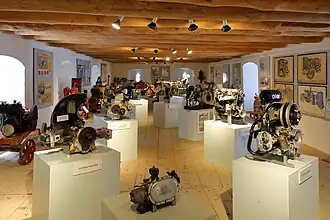 Schauraum mit Motoren