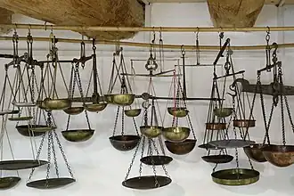 Balkenwaagen in einem der Museumsräume