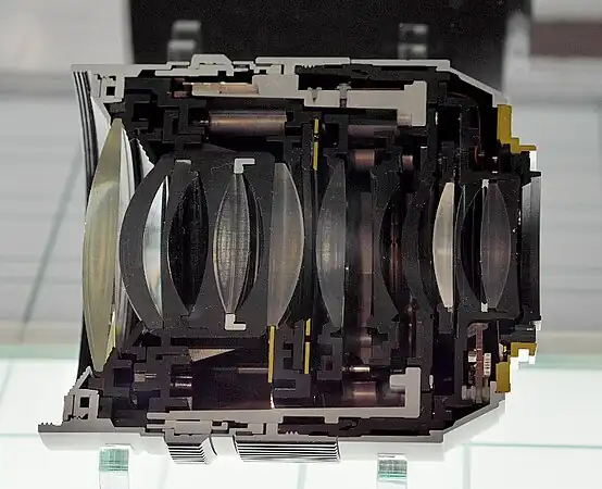 Schnitt mit Innenansicht des digital gesteuerten Objektivs Leica Nocticron mit Blendensteuerung, Autofokus und Bildstabilisierung.