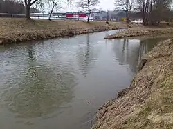 Die Lein (im Bild von rechts) mündet in den Kocher (von hinten nach vorne links)