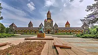 Kapellenanlage (Nordseite), davor das Mahnmal für die Opfer des Faschismus von Walter Arnold[7]