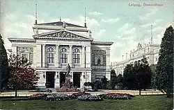 Zweites Gewandhaus mit erstem Mendelssohn-Denkmal, um 1910