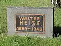 Das Denkmal für Walter Heise: Ein Granitblock mit Kupfertafel mit der der Aufschrift „Walter Heise 1899–1945“