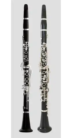 B-Klarinetten, links Böhm-System (zusätzlich mit Heber für gis/es"), rechts Oehler-System (zusätzlich mit Bechermechanik für e und f)