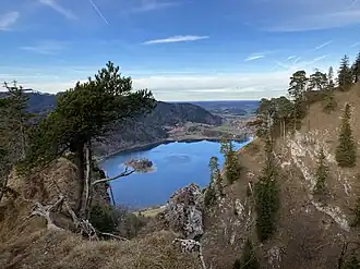 Gratabsatz mit Blick zum Schliersee