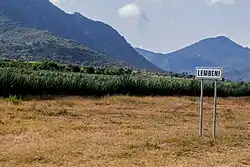 Ortstafel mit dem Pare-Gebirge im Hintergrund